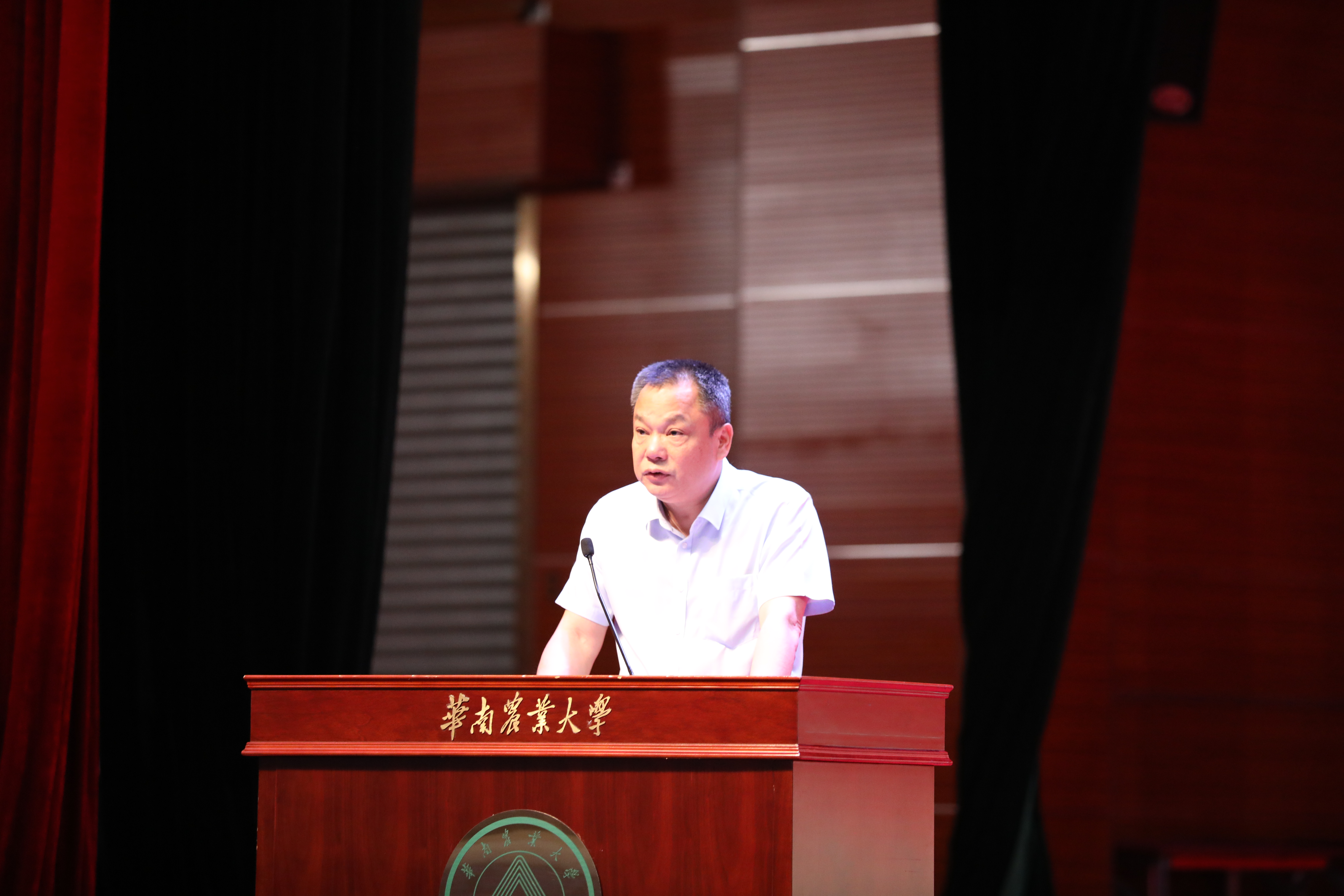 華農(nóng)領(lǐng)導(dǎo)致辭.JPG